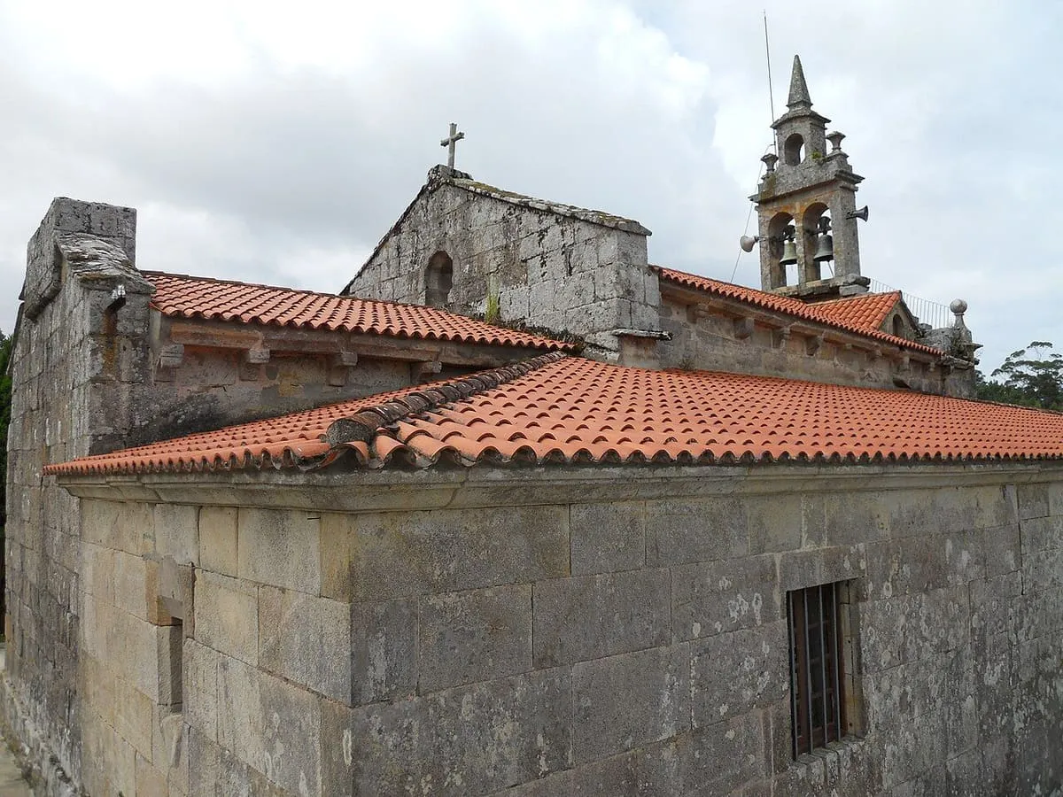 Las dos naves de la iglesia de San Pedro de Baroña vistas desde arriba, con la espadaña