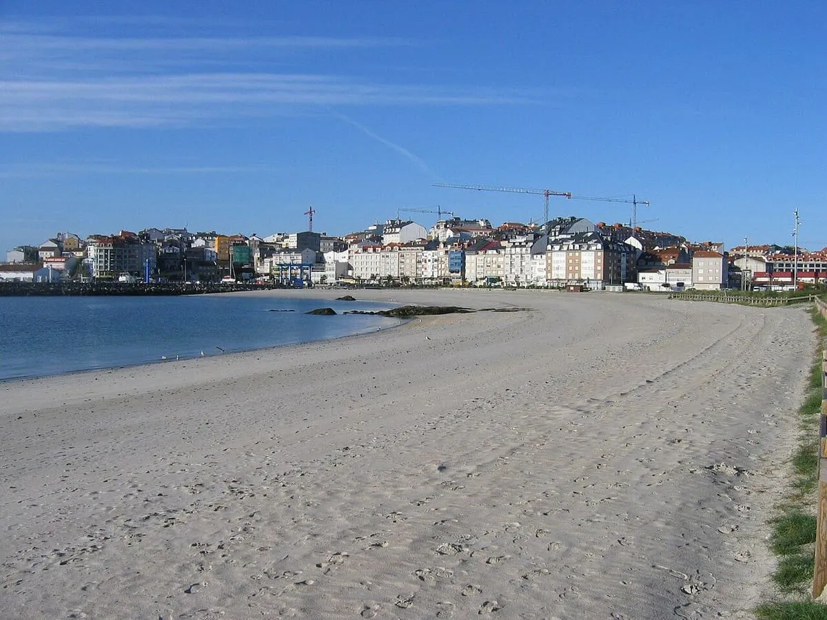 Playa de arena y casas de Portonovo frente a la ría
