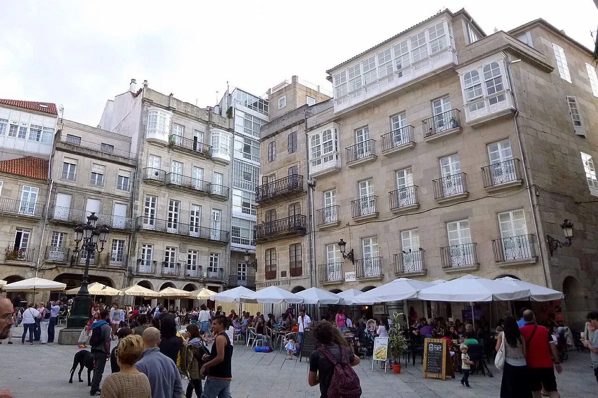 Terrazas y edificios con galerías acristaladas en la plaza de la Constitución de Vigo