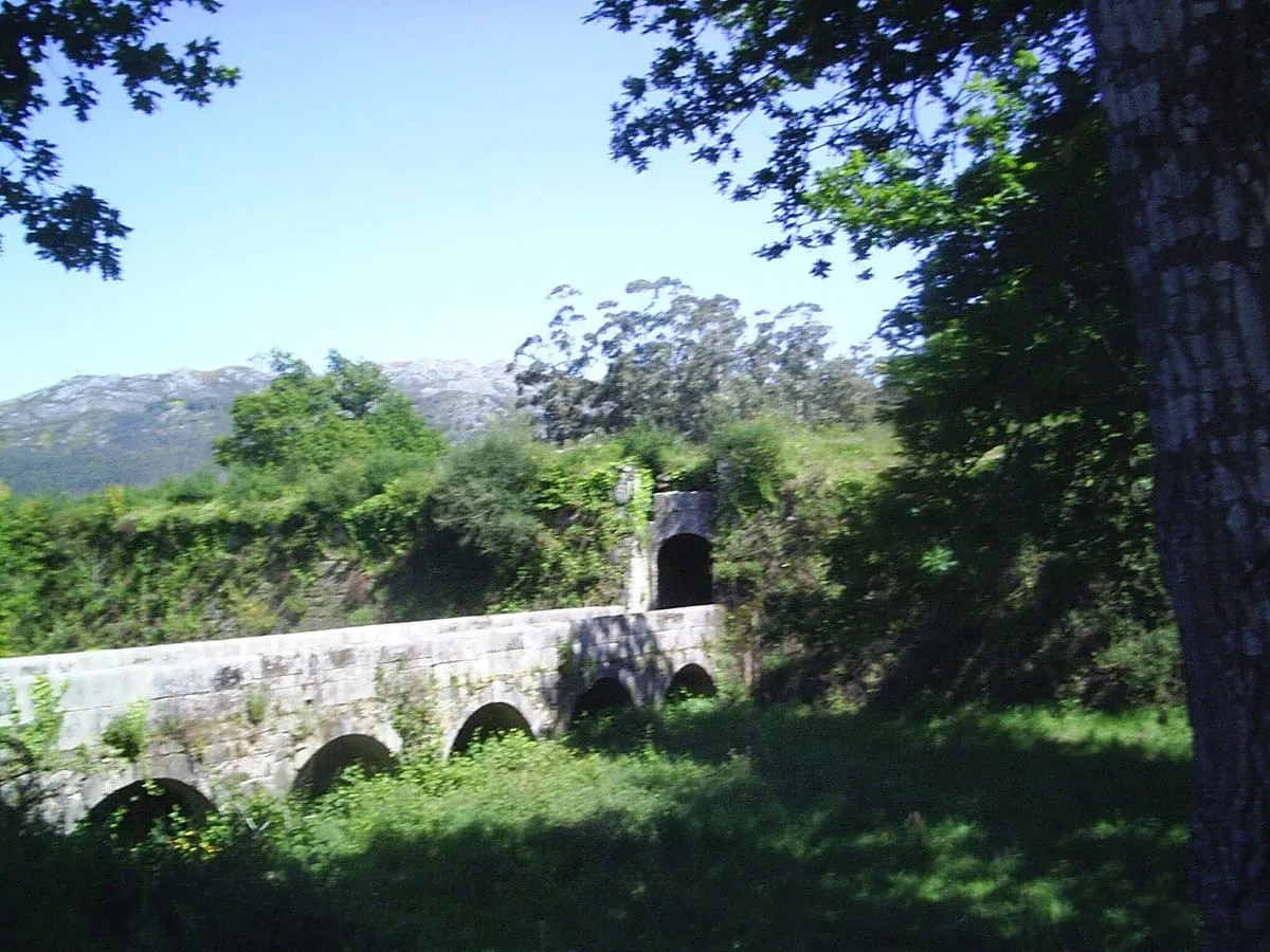 Puente de piedra de arcos sobre el foso del fuerte de San Lourenzo, con la puerta de entrada al fondo