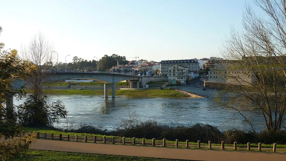 Puente internacional sobre el Miño entre Salvaterra y Monção, con un paseo junto al río en primer plano