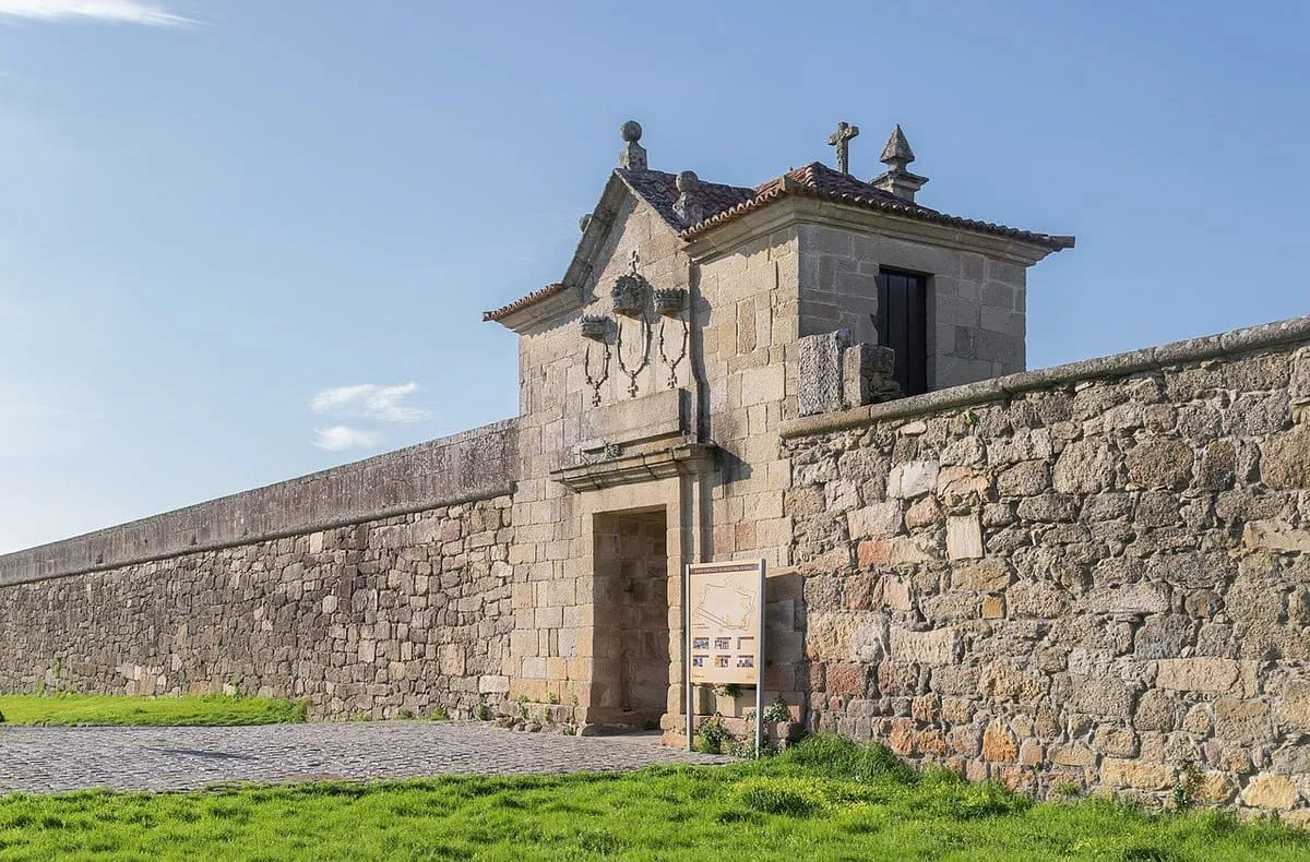 Puerta de la Oliva, con frontón y escudos de piedra, en la muralla de Salvaterra