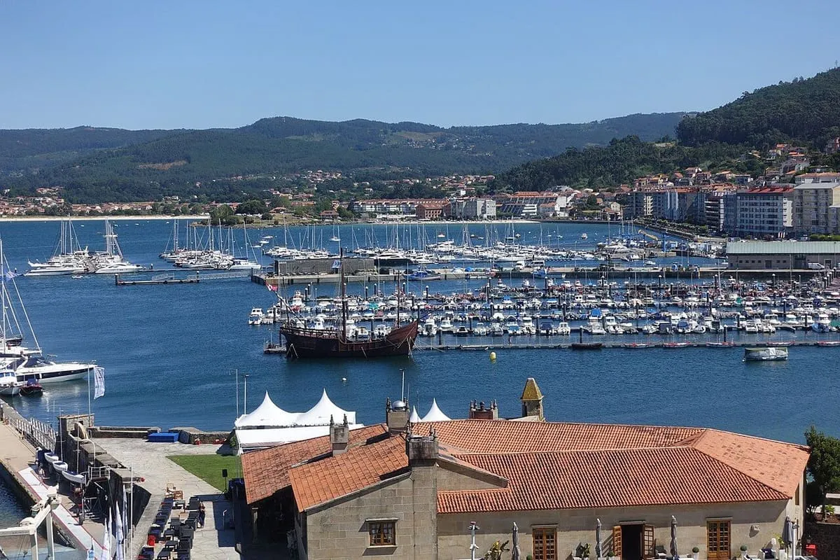 Puerto de Baiona y réplica de la carabela Pinta vistos desde lo alto de Monterreal