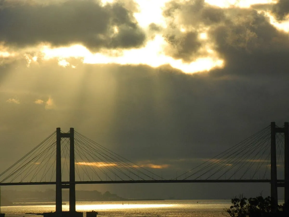 El puente de Rande al atardecer sobre la ría de Vigo, con bateas en el agua