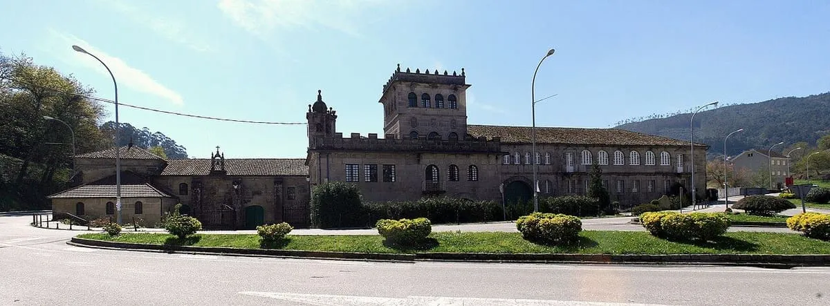 Vista panorámica del convento de Vilavella con su torre y la iglesia