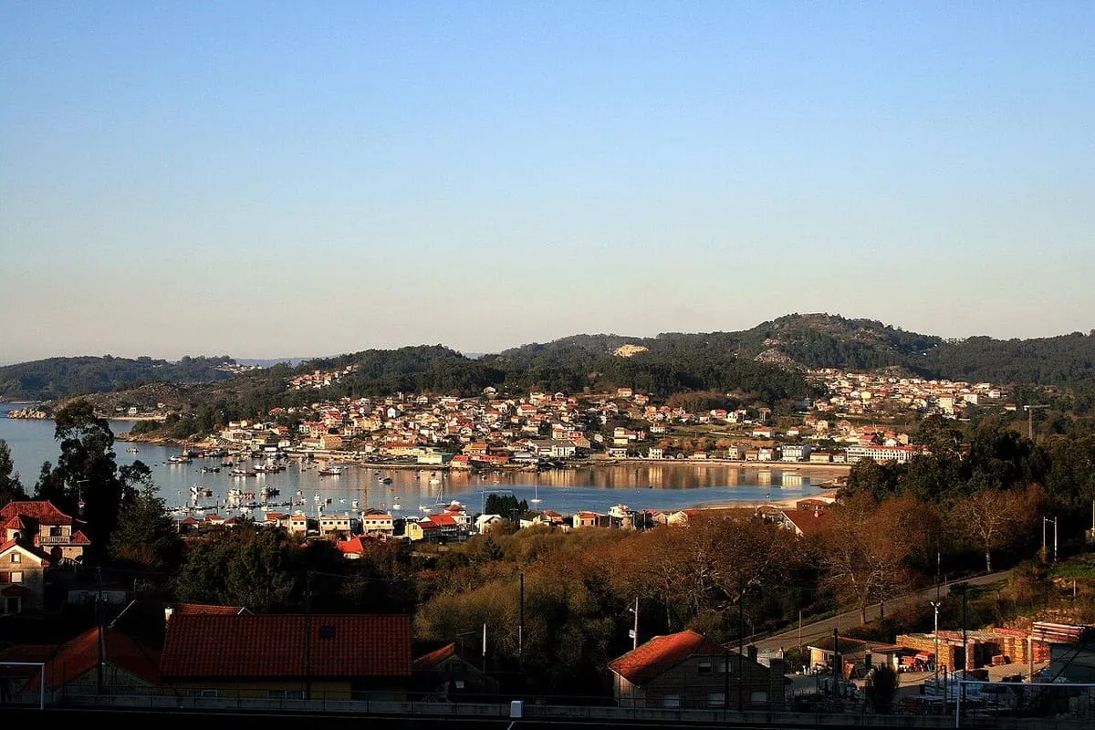 La ría de Aldán, con el pueblo y sus casas al pie de los montes del Morrazo