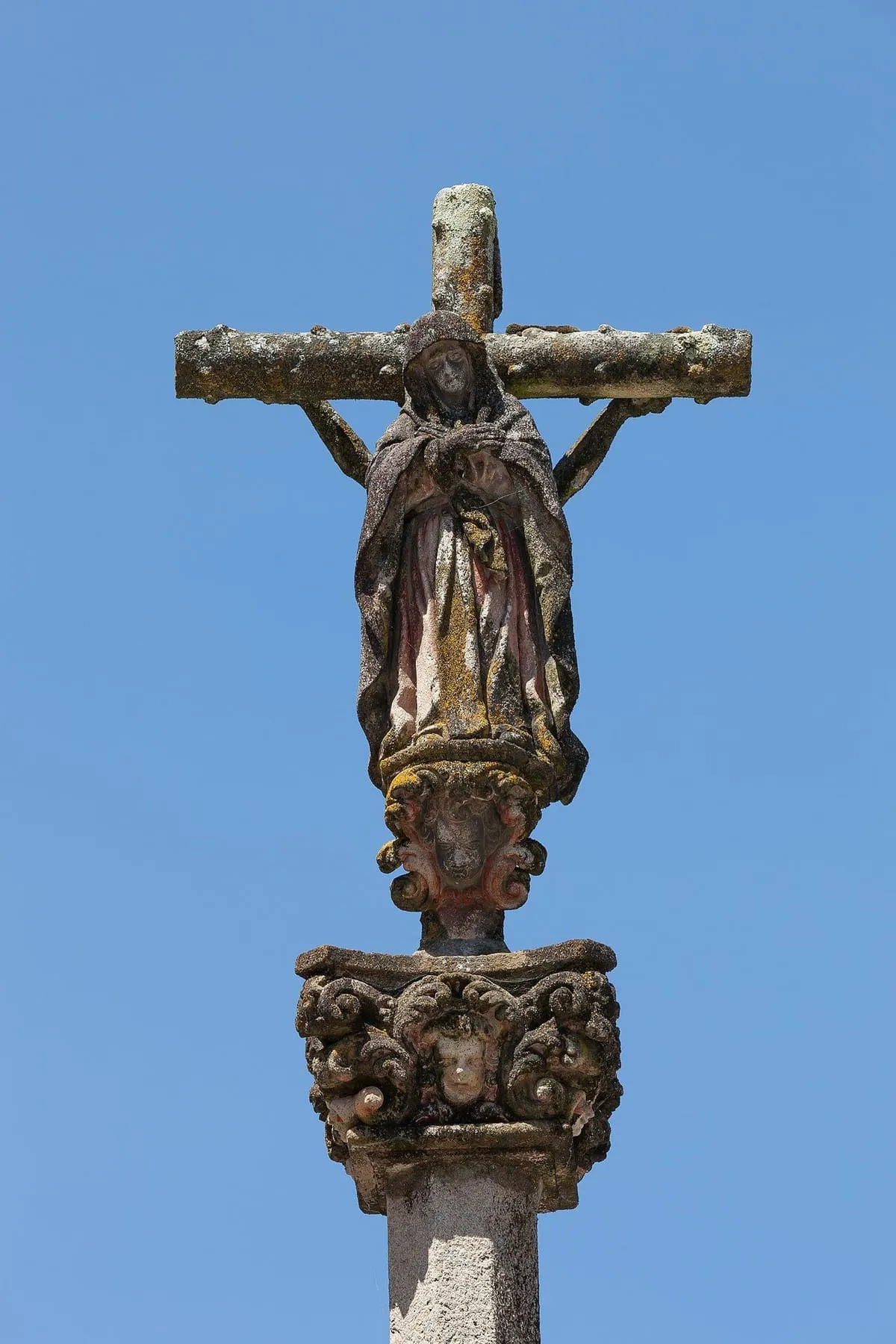 Cruceiro barroco de piedra en la plaza de Rafael Dieste, en Rianxo