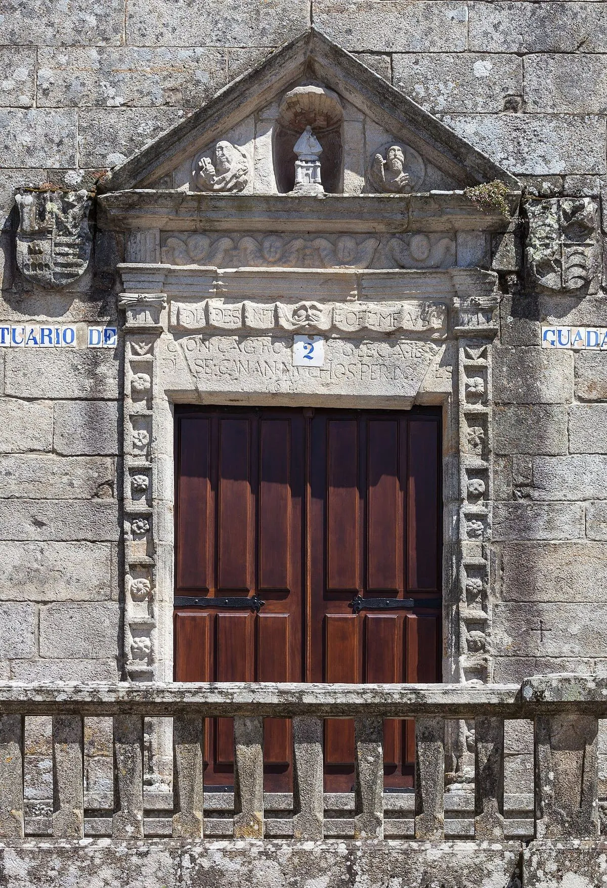 Espadaña de piedra con dos campanas del santuario de Guadalupe