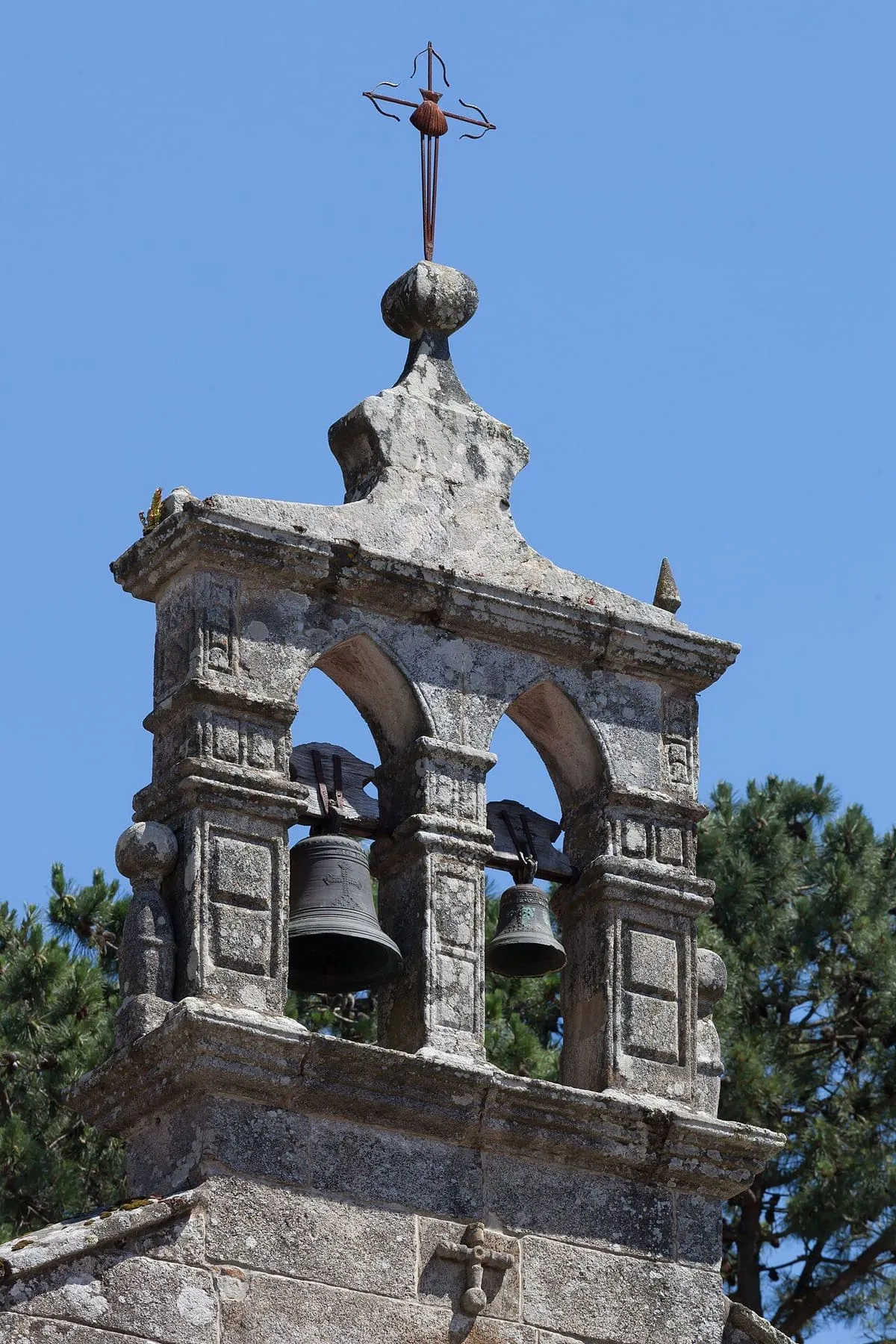 Frontón triangular tallado sobre la puerta del santuario de Guadalupe, con figuras en relieve