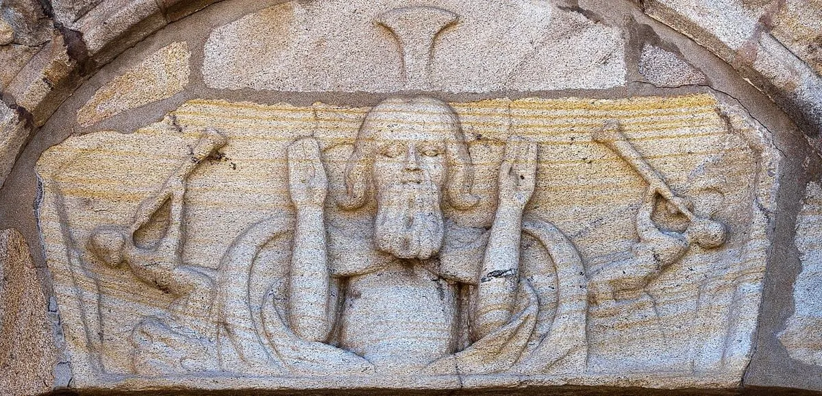Pantocrátor tallado en el tímpano de la portada de la iglesia de Santa Comba