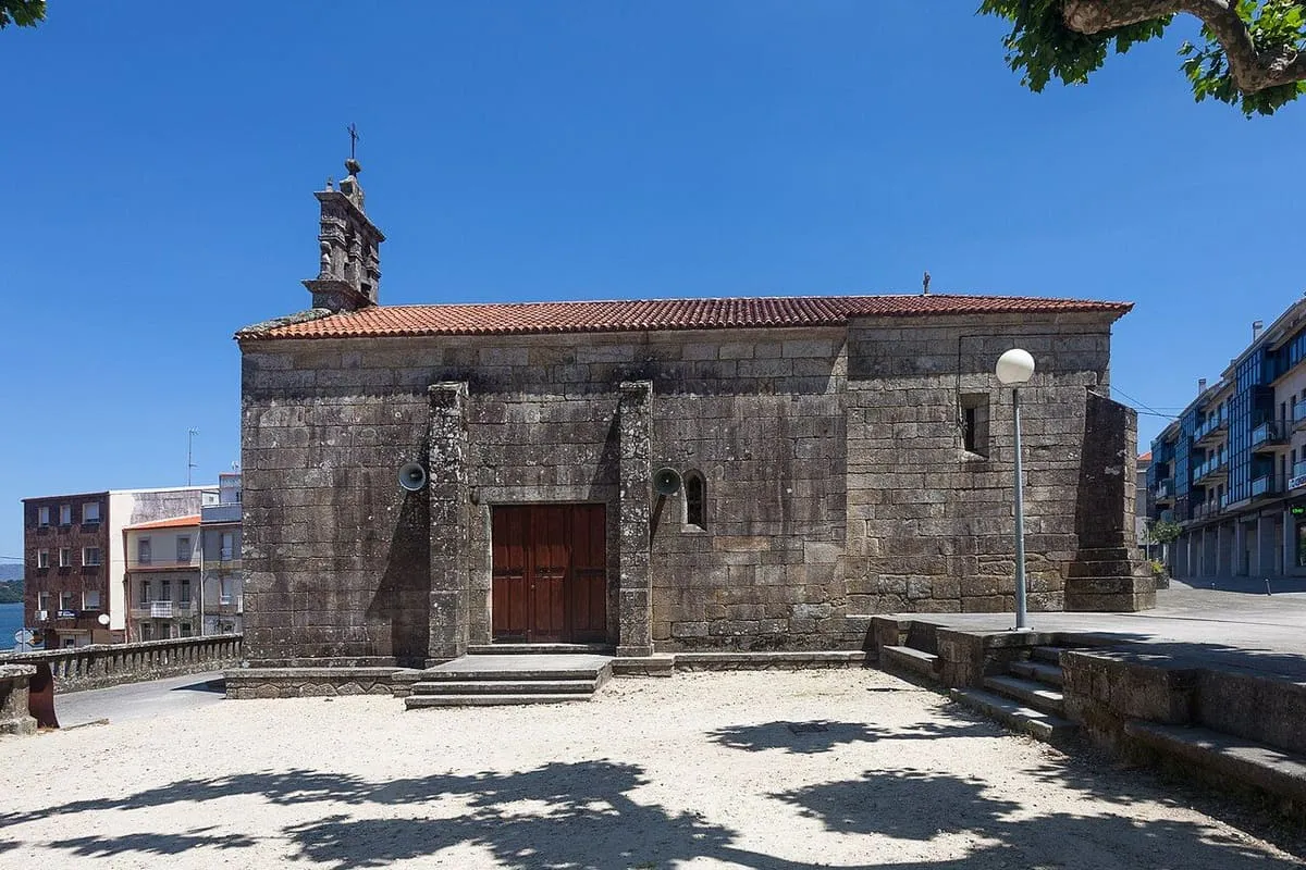 La iglesia de Santa Comba de Rianxo vista desde la plaza, con su fachada de piedra