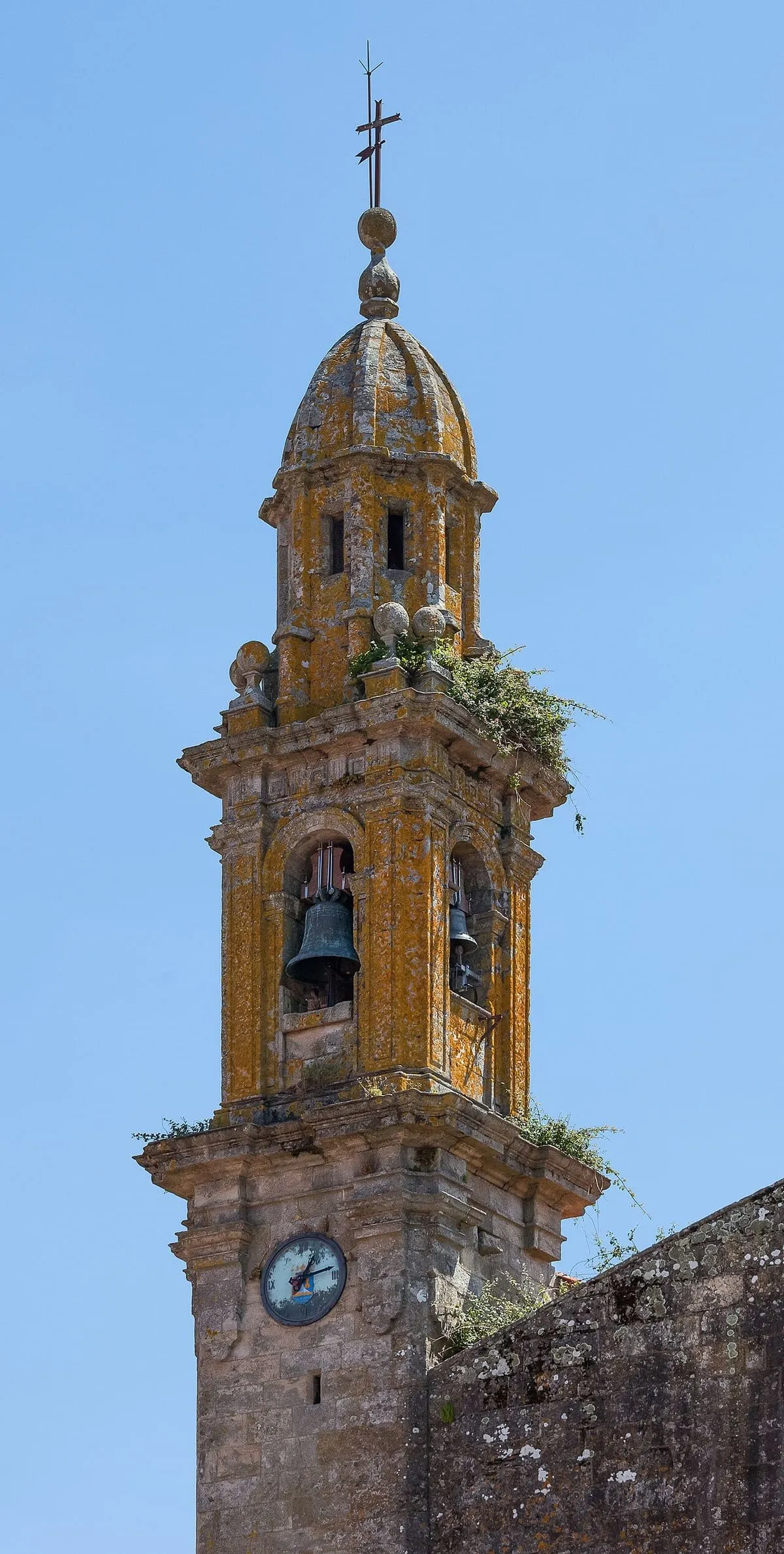 Campanario de la iglesia de Santa Comba de Rianxo con su reloj y su cúpula