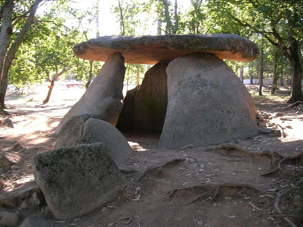 Vista frontal del dolmen de Axeitos con su cámara abierta bajo la gran losa de cubierta