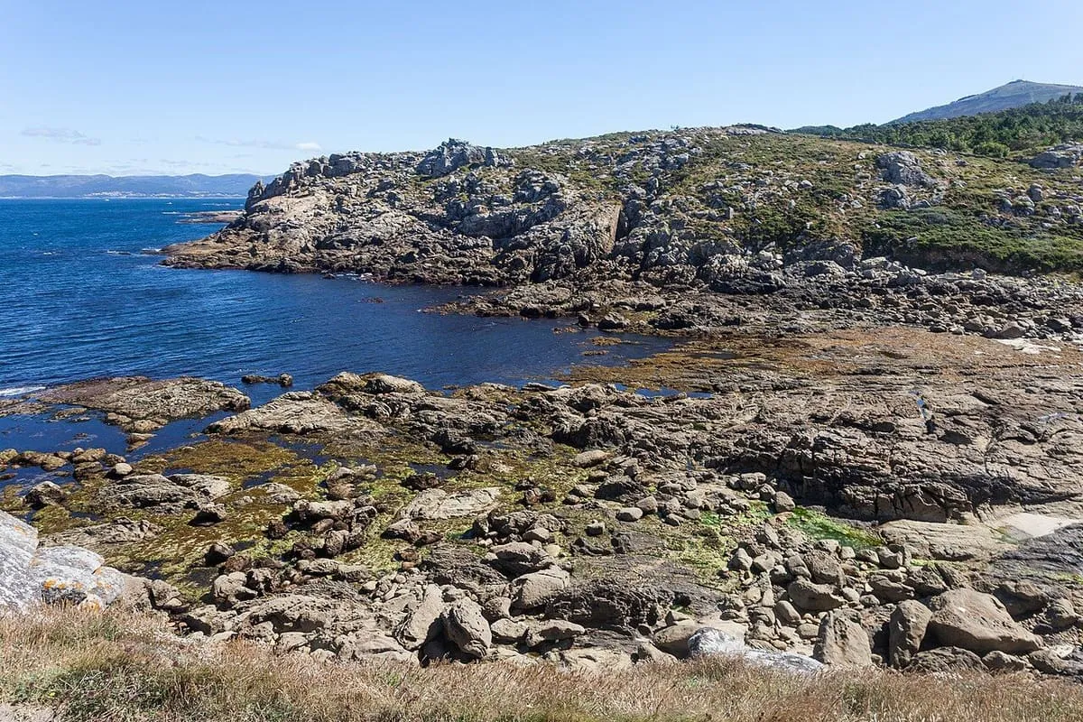 Peñas de granito y costa recortada junto al castro de Baroña
