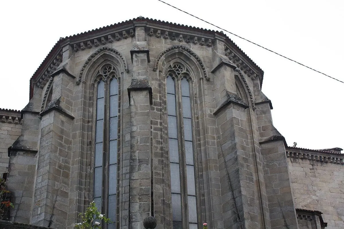 Ábside gótico de las ruinas de Santo Domingo, con dos ventanales apuntados