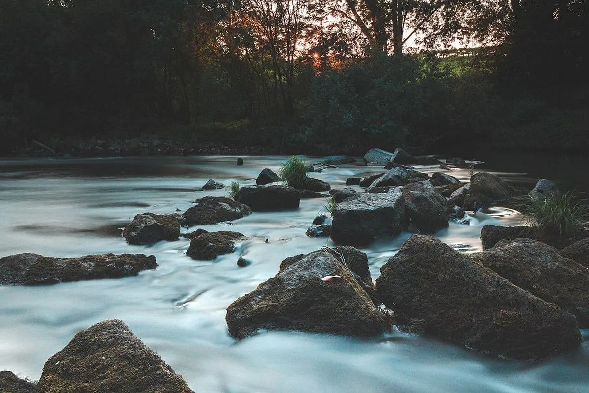 El río Tea con agua sedosa entre grandes rocas redondeadas, a su paso por Salvaterra