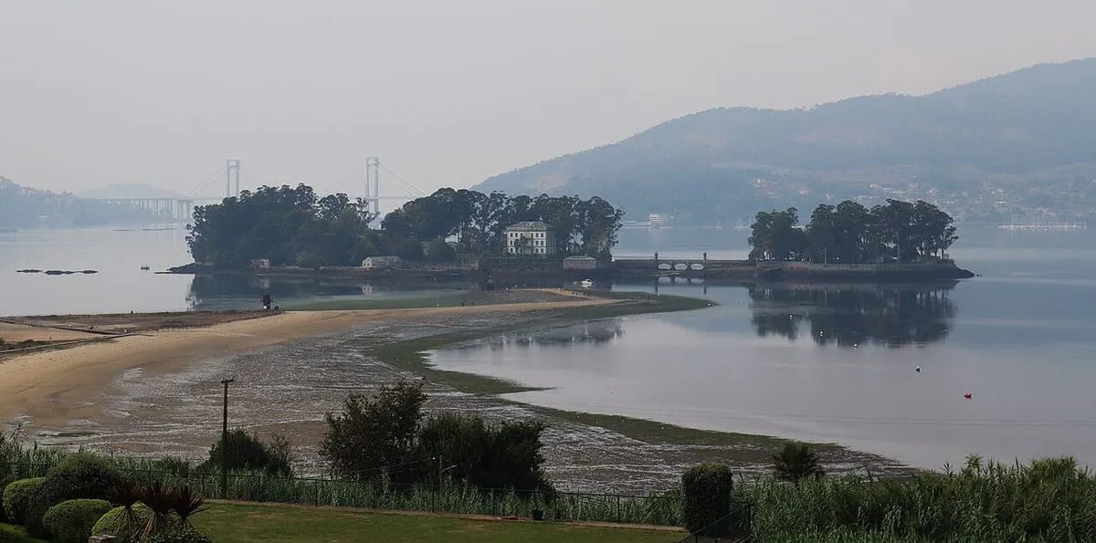 La isla de San Simón sobre la ría con la bruma y el puente de Rande al fondo