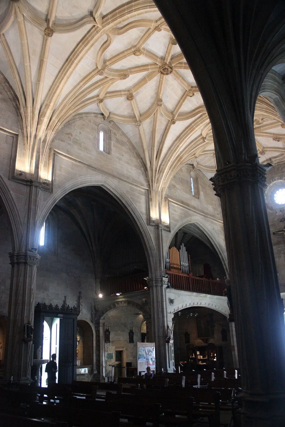 Columnas y bóvedas de crucería en el interior de la basílica de Santa María a Maior