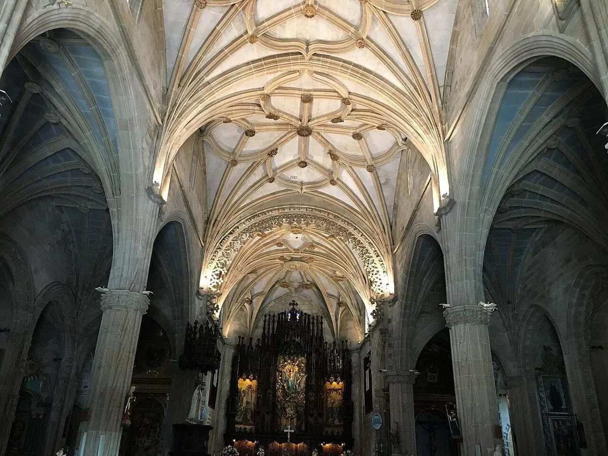 Nave central de la basílica de Santa María a Maior con bóvedas de crucería y el retablo mayor al fondo