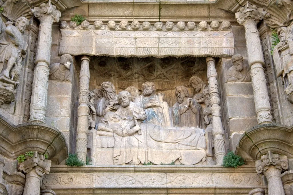 Relieve escultórico de la fachada plateresca de la basílica de Santa María a Maior