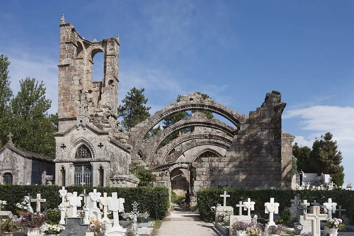 Ruinas góticas de Santa Mariña Dozo, con sus arcos entre las tumbas del cementerio