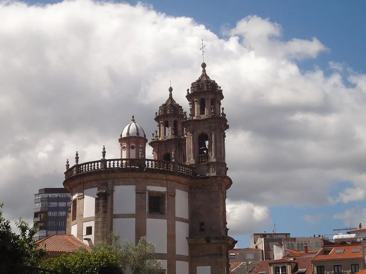 Campanarios barrocos y cúpula de la iglesia de la Peregrina