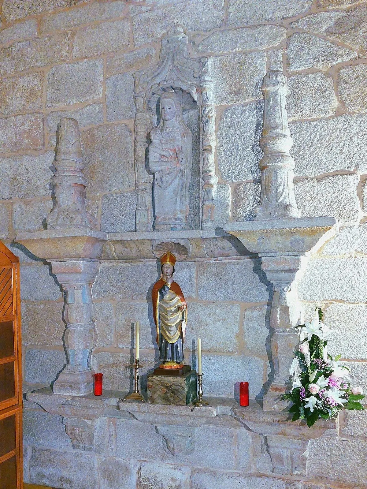 Baldaquino de piedra con dos arcos conopiales sobre el altar, en el interior de la iglesia de Adina