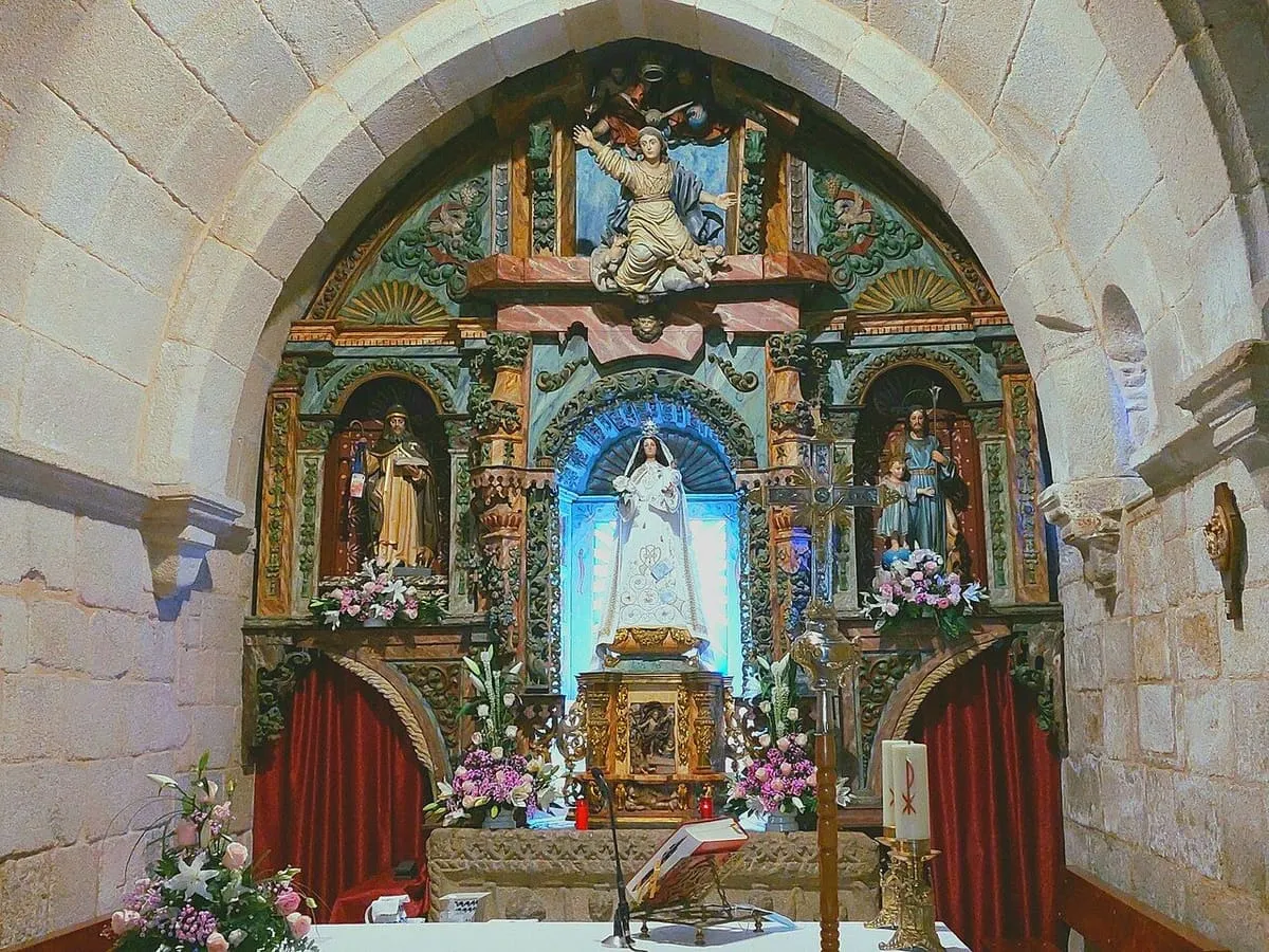 El retablo mayor barroco dorado de Adina, con la Virgen en la hornacina central