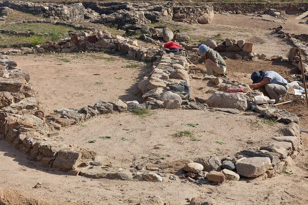 Planta circular de una casa castreña con el muro bajo de piedra, en el castro de la Lanzada