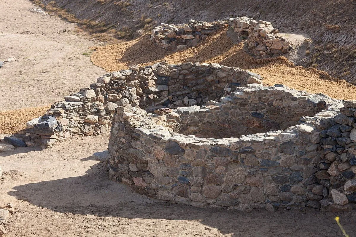 Una estructura circular de piedra, a modo de pozo o depósito, en las excavaciones del castro de la Lanzada