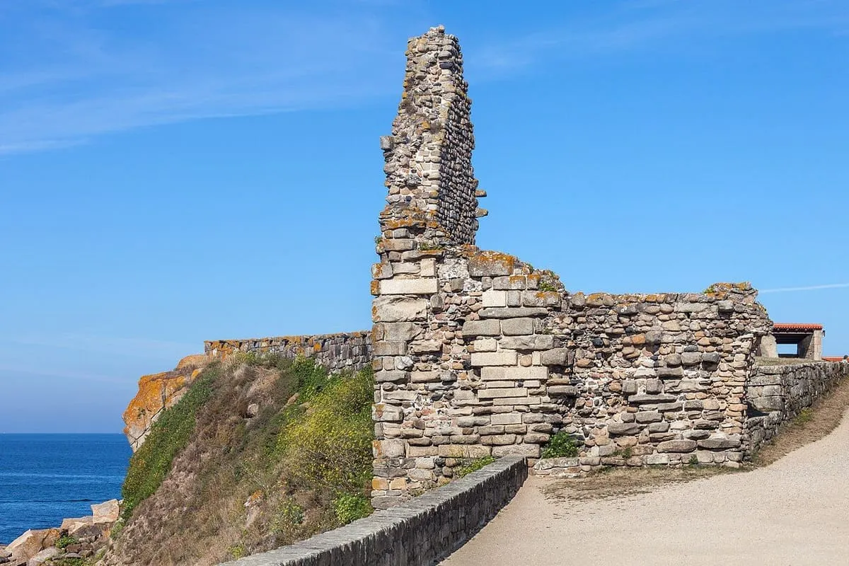 Los restos de la torre medieval de la Lanzada, un lienzo de muro de piedra sobre el acantilado
