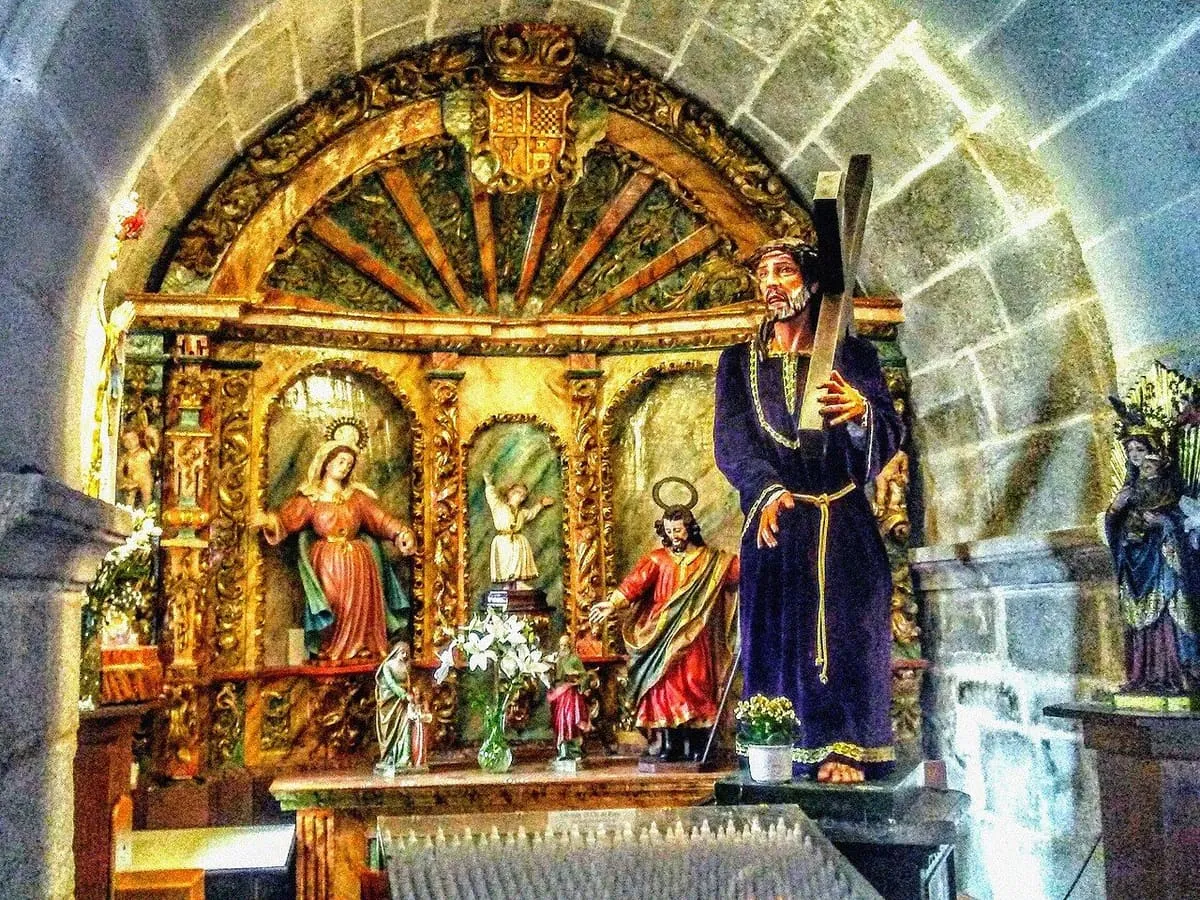 Retablo barroco dorado de la capilla de San José, en la antigua iglesia de San Xes