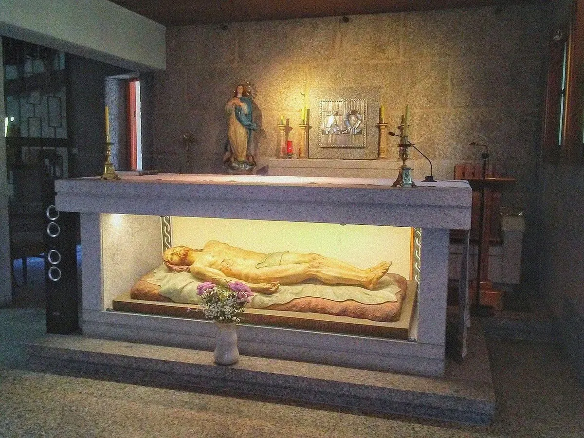El Cristo yacente en una capilla del Templo Novo de Sanxenxo, bajo una luz cálida