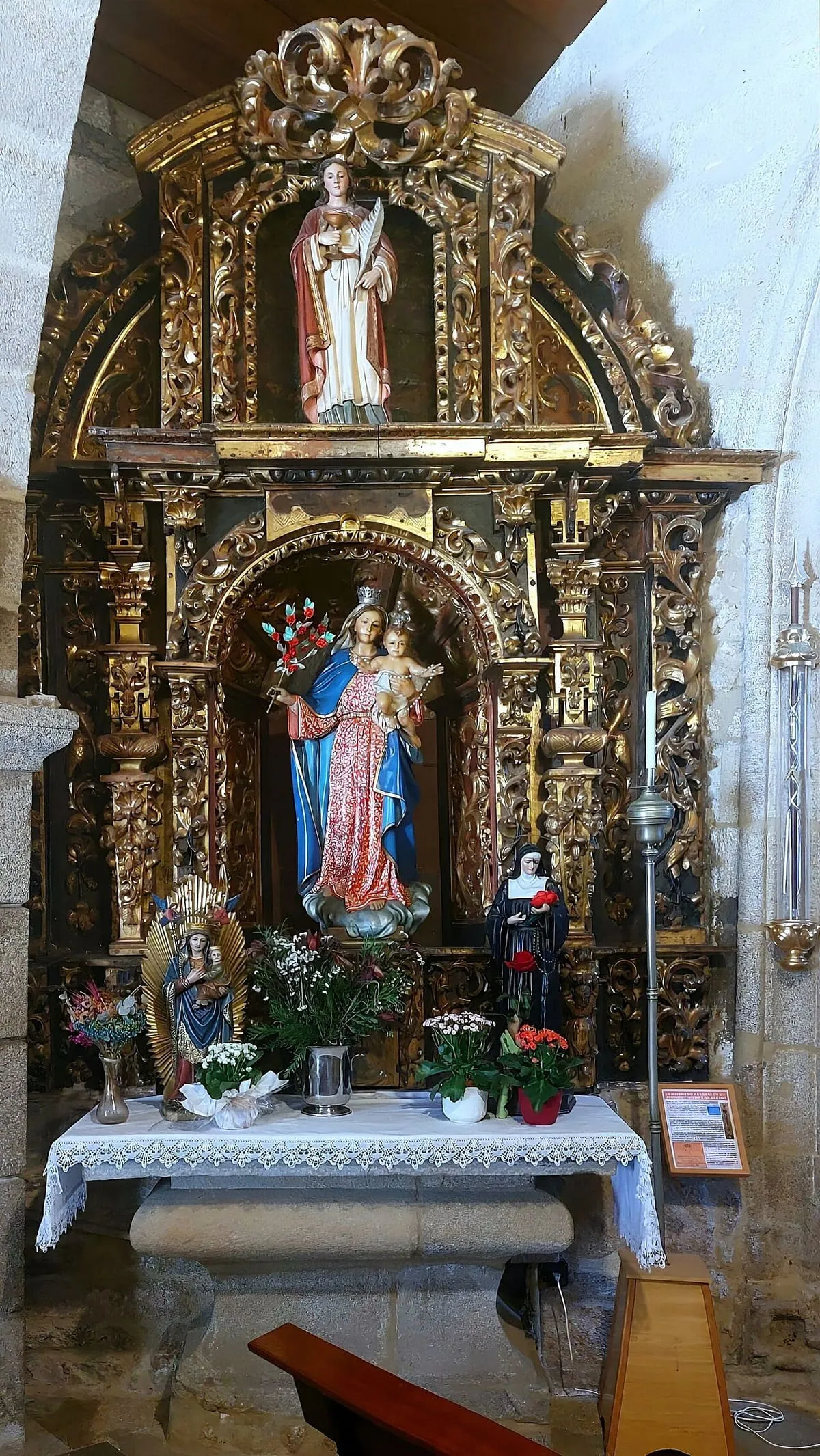 Retablo dorado de la capilla del Rosario con la Virgen y el Niño, en San Xes de Padriñán