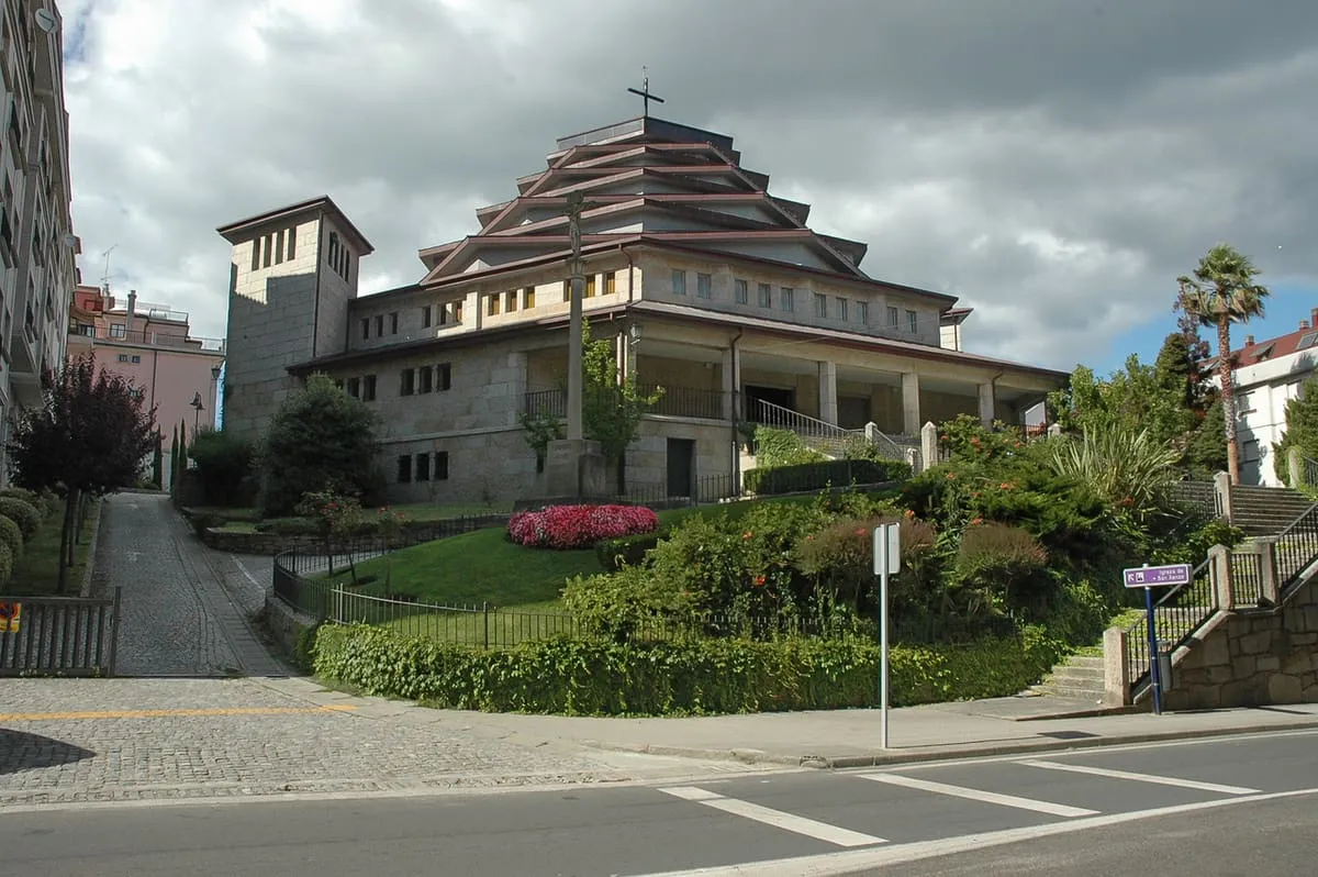 El Templo Novo de Sanxenxo, un edificio hexagonal escalonado de piedra y pizarra, junto a un jardín