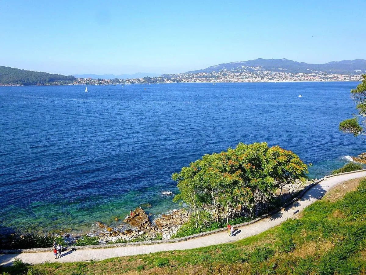 Senda que rodea la península de Monte Boi, con la bahía de Baiona al fondo
