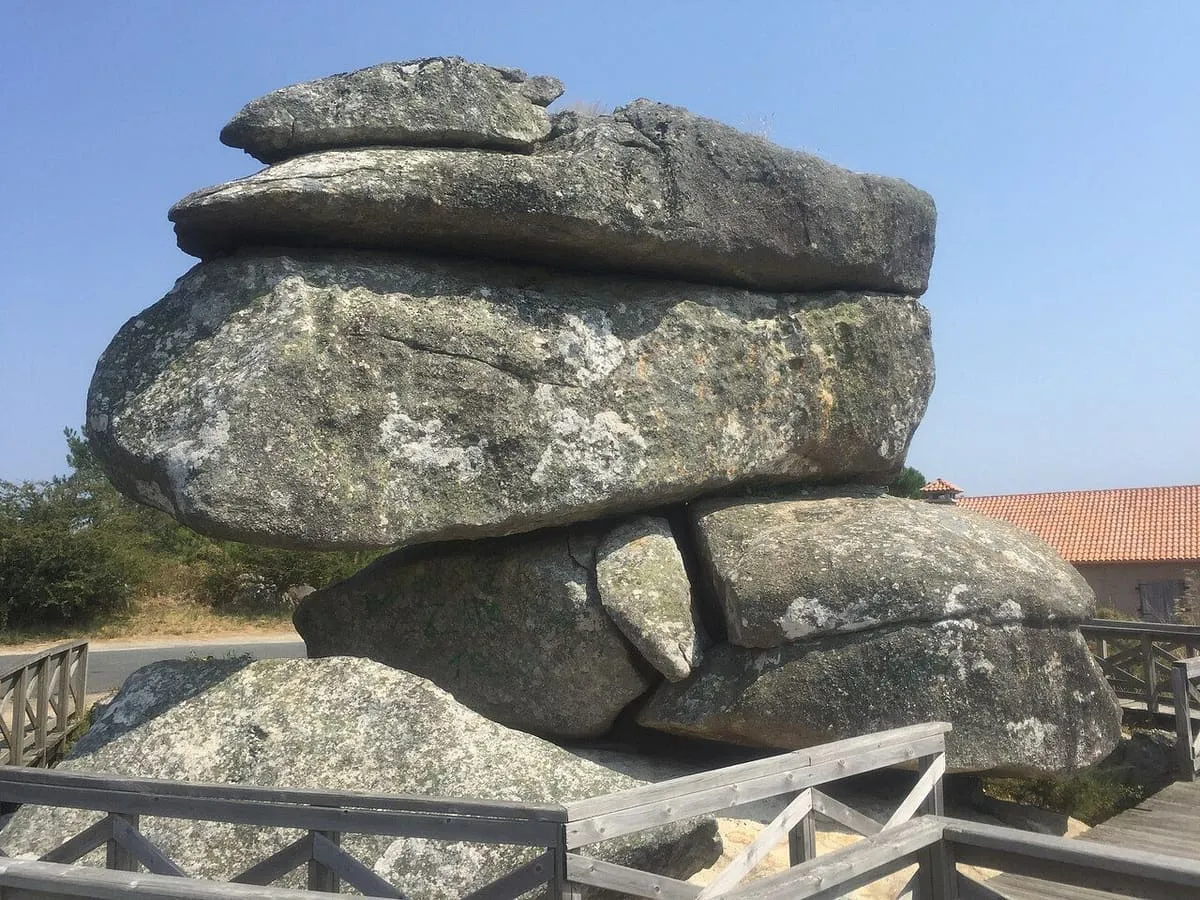 Gran bloque de granito en equilibrio sobre otros, la Pedra Cabaleira, en la cima del monte Siradella