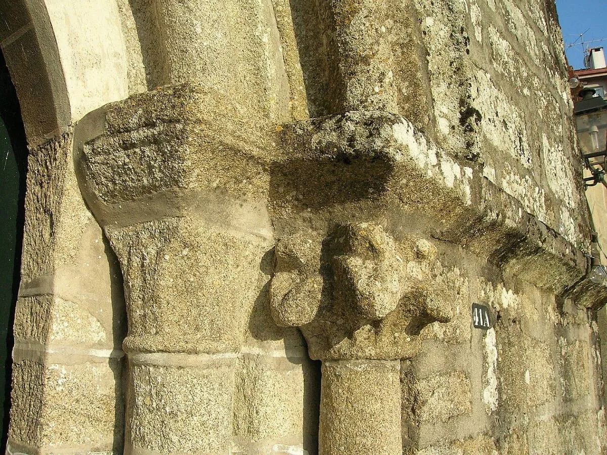 Capiteles esculpidos de la portada de la iglesia de Santiago de Arcade