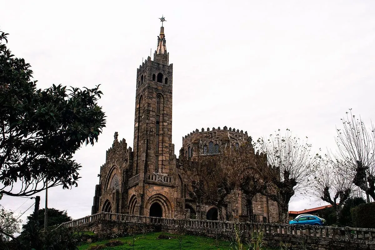 Templo Votivo del Mar, de piedra y con una alta torre, sobre la costa de Panxón