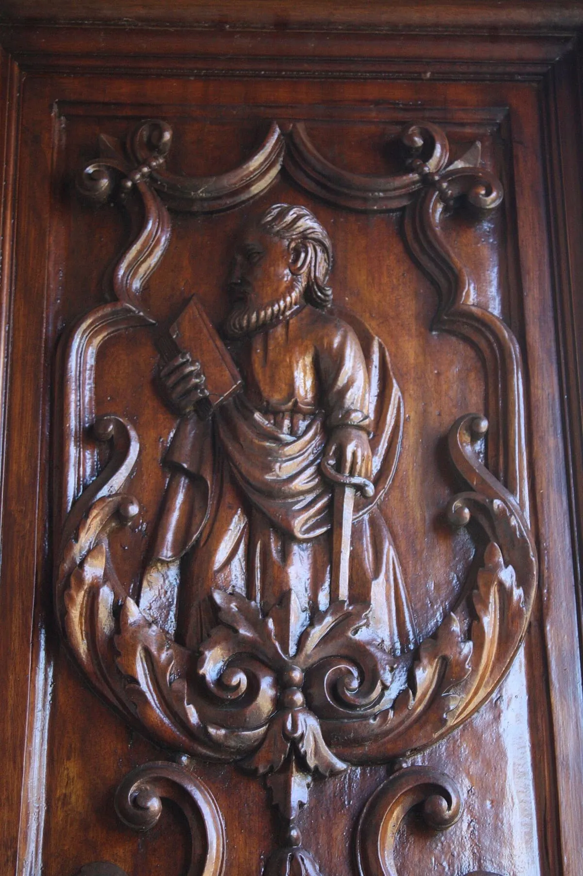Talla de madera de un santo de pie con espada en un retablo del santuario