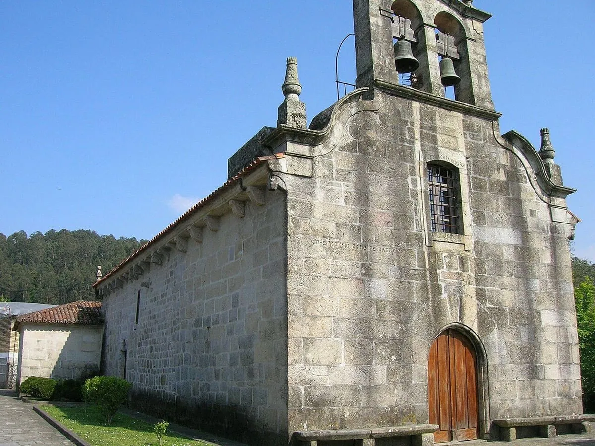 La iglesia de San Salvador de Tebra, de granito, con espadaña y una puerta con arco