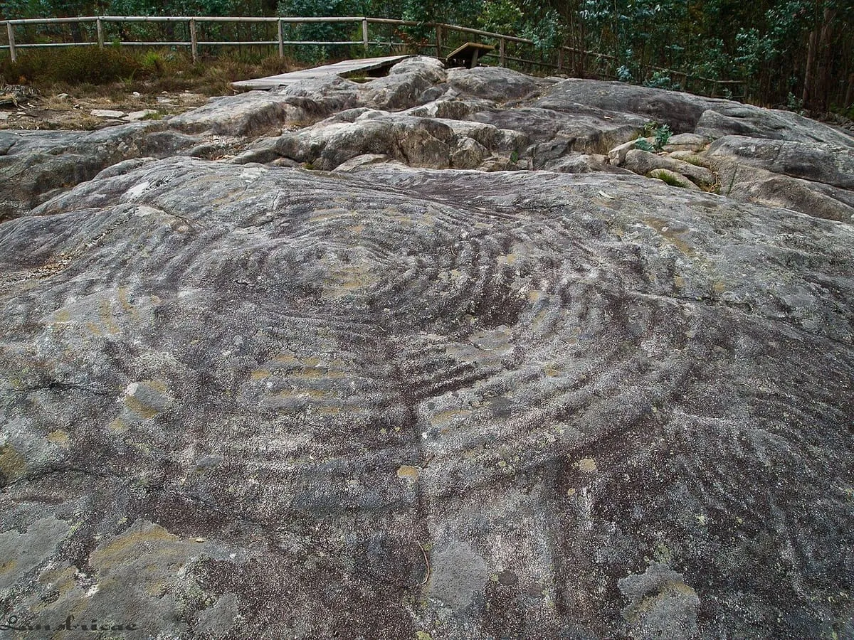 Un petroglifo de círculos concéntricos grabado en una roca del monte Tetón