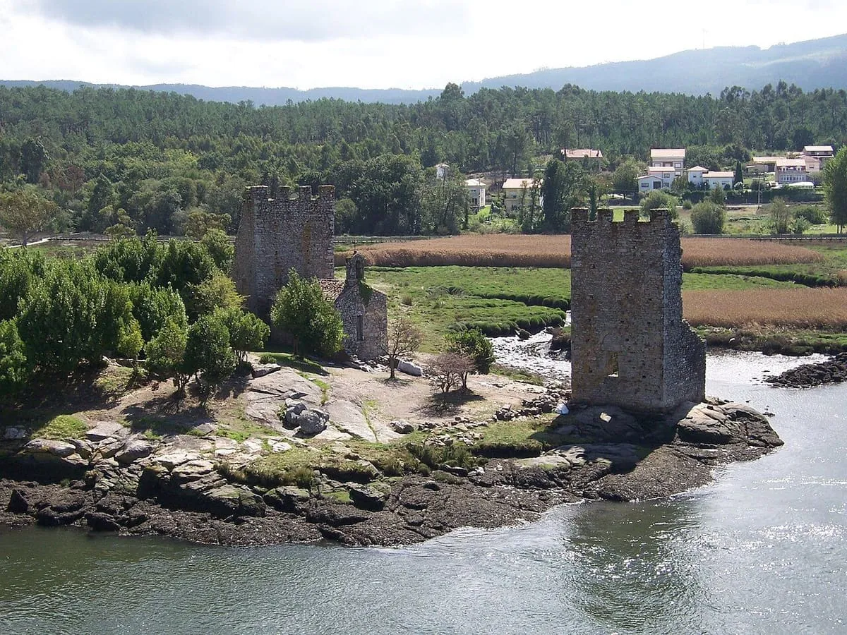 Las torres y la capilla sobre las rocas de la isla, con el agua del Ulla pasando alrededor
