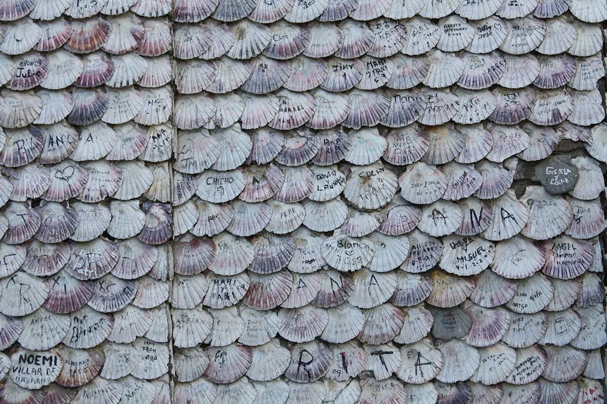 Detalle de las vieiras que cubren el exterior de la capilla de A Toxa, muchas con nombres escritos