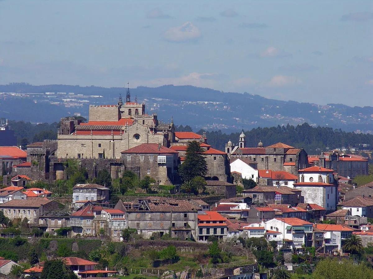 Tui sobre su colina, con la catedral entre los tejados y los montes al fondo