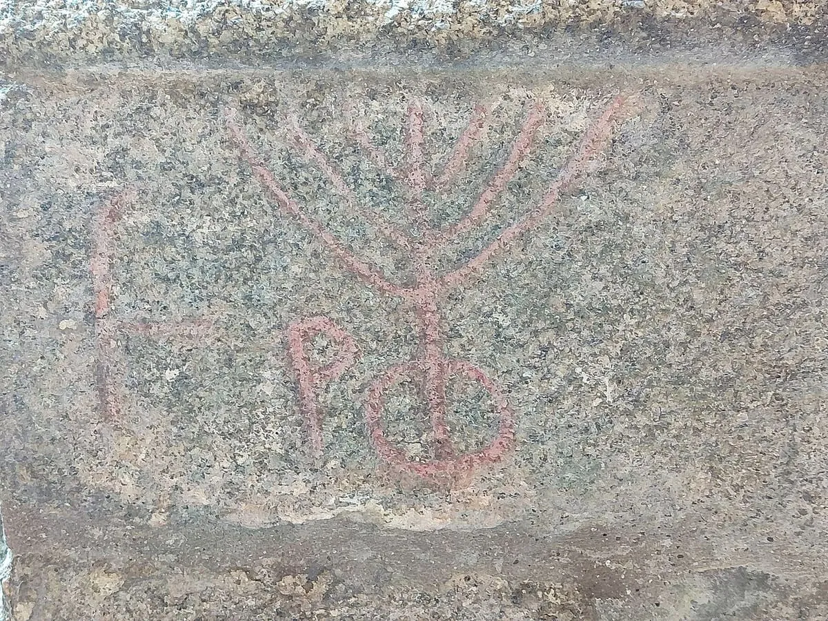 Menorá grabada en la piedra del claustro de la catedral de Tui