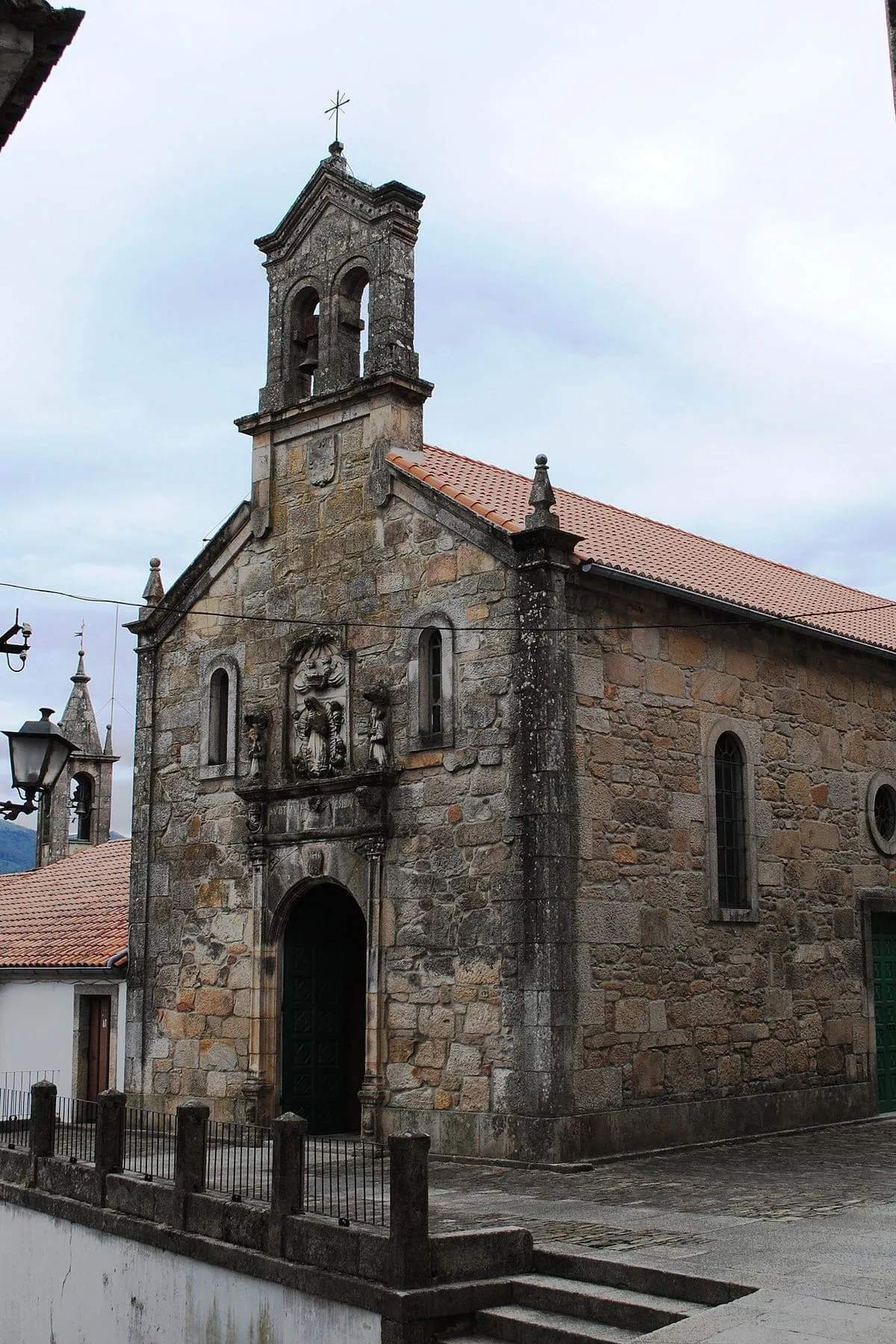 La fachada de la capela de la Santa Casa da Misericordia, de piedra, con espadaña y portada