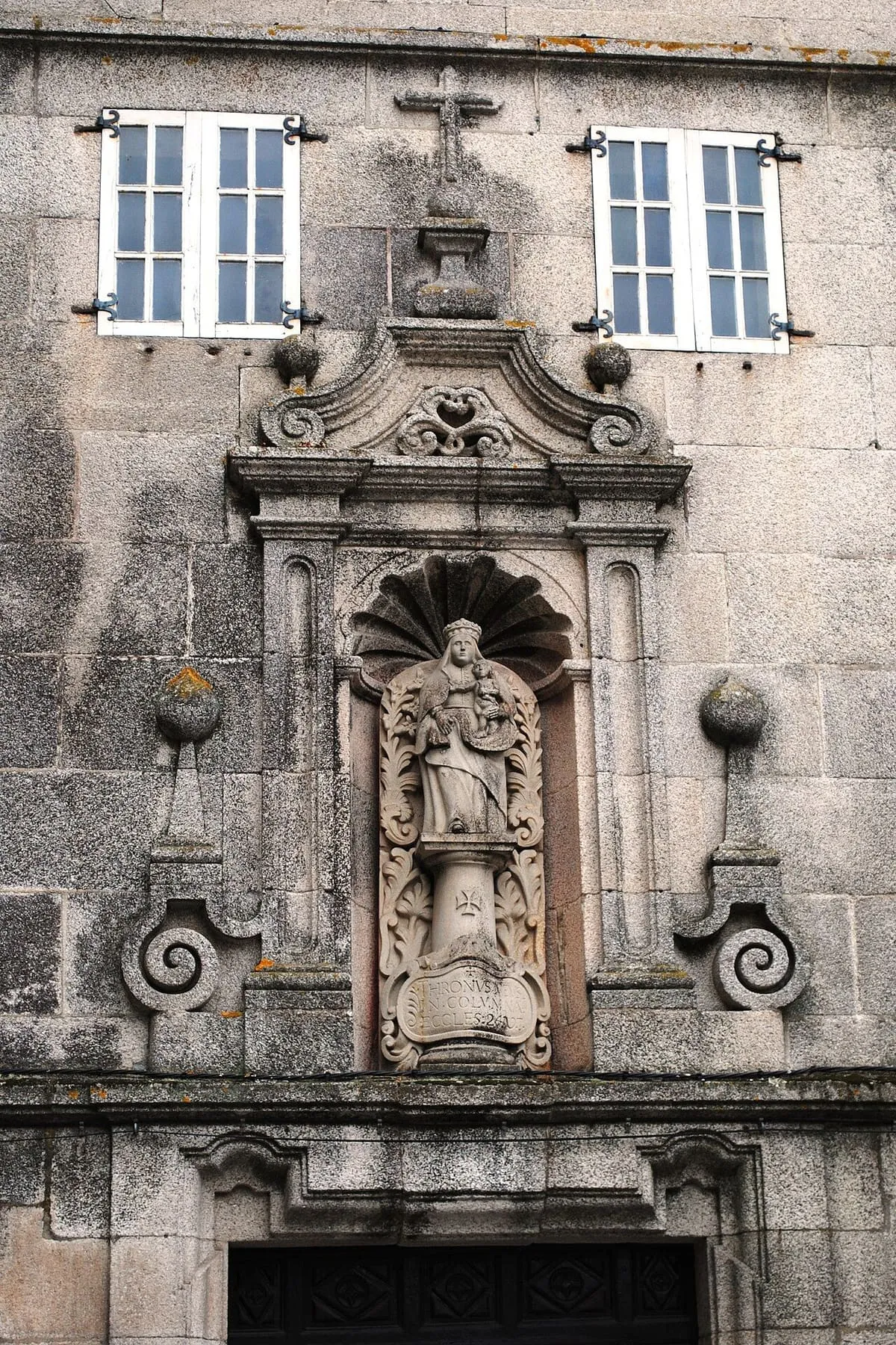 Una hornacina con venera y una imagen de la Virgen sobre la portada del museo