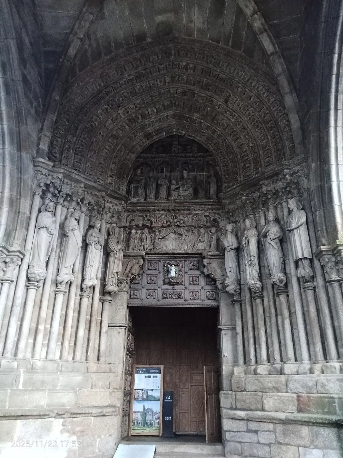 Portada de la catedral de Tui, con arquivoltas y esculturas de santos en las jambas