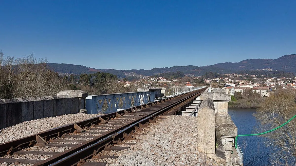 Vía del tren sobre el Puente Internacional, con Valença al fondo
